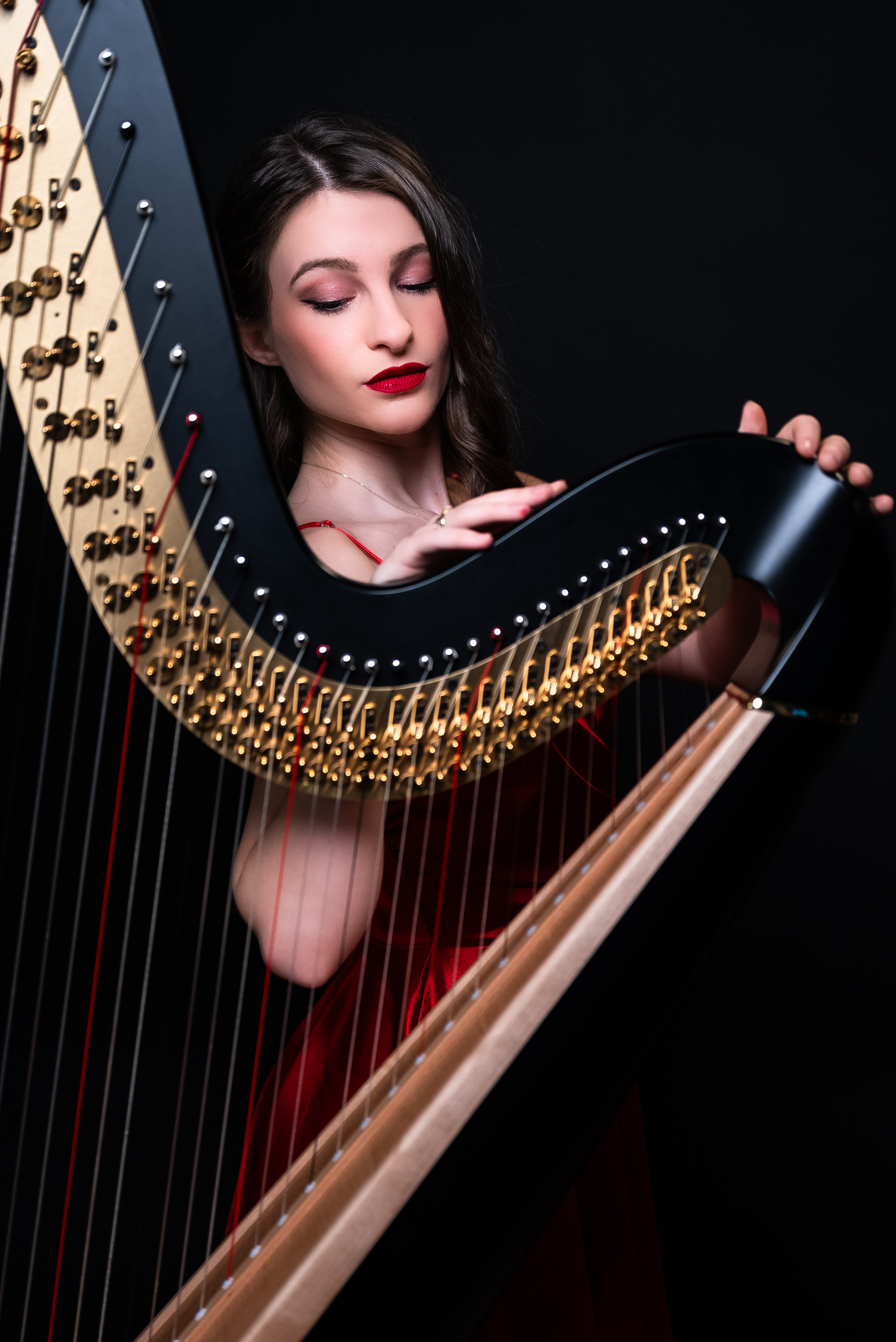 Анна-Мария изпълнява класическа пиеса